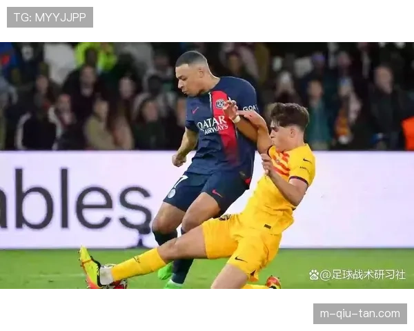 巴萨训练课重点演练由守转攻，针对对手混合防守进行破解