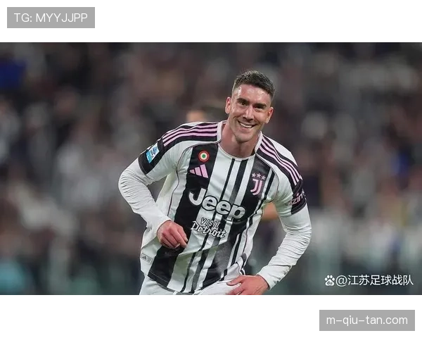 镜头捕捉：弗拉霍维奇进球后冲向场边与拄拐的阿莱格里拥抱